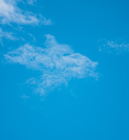 ユニカー工業経営理念(青い空の写真)